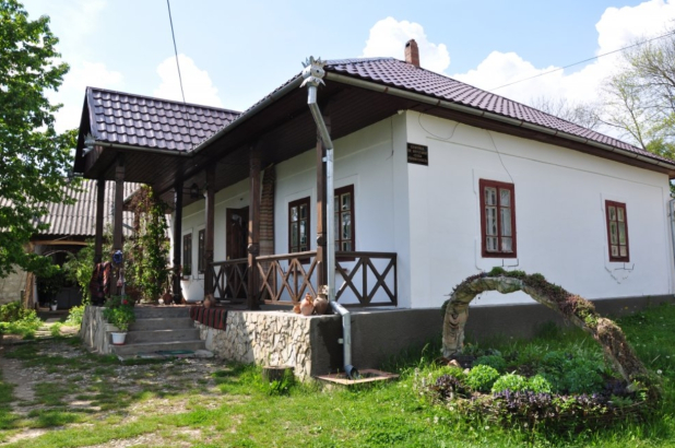 "Casa Părintească" private museum of folklore and handicraft